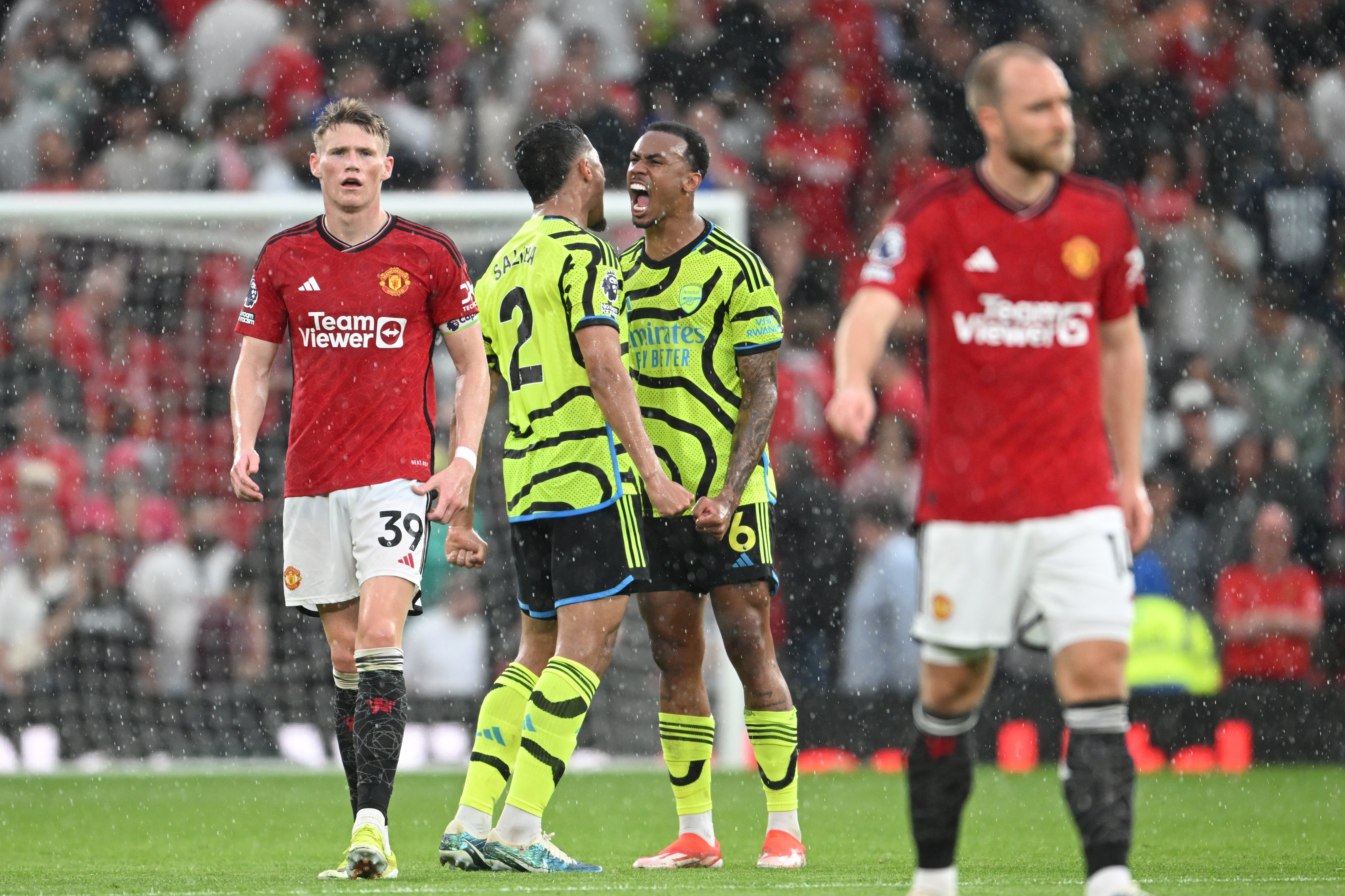 Arsenal edge out man United at Old Trafford to return top of EPL