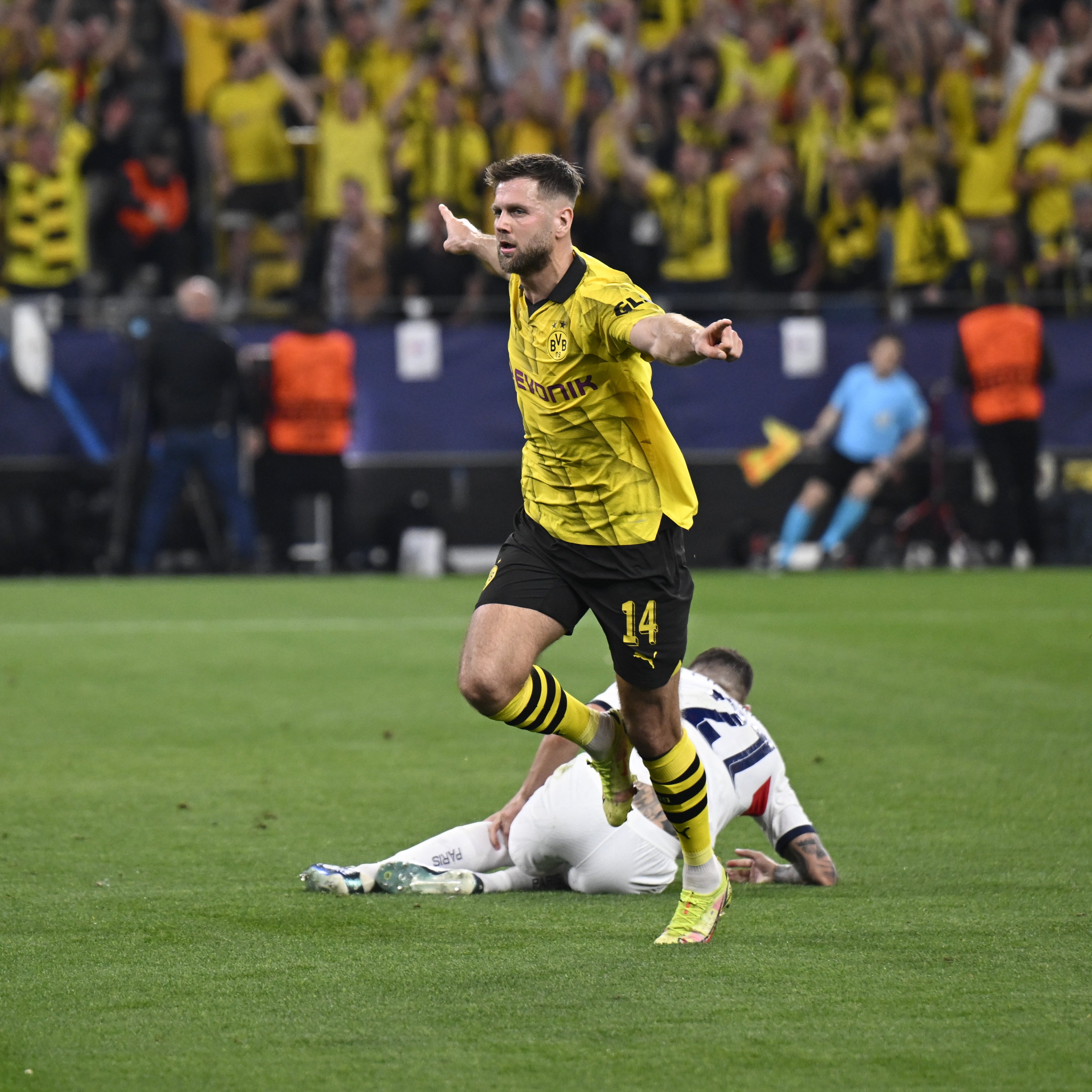 Dortmund narrowly edge out PSG to stand on brink of Champions League final