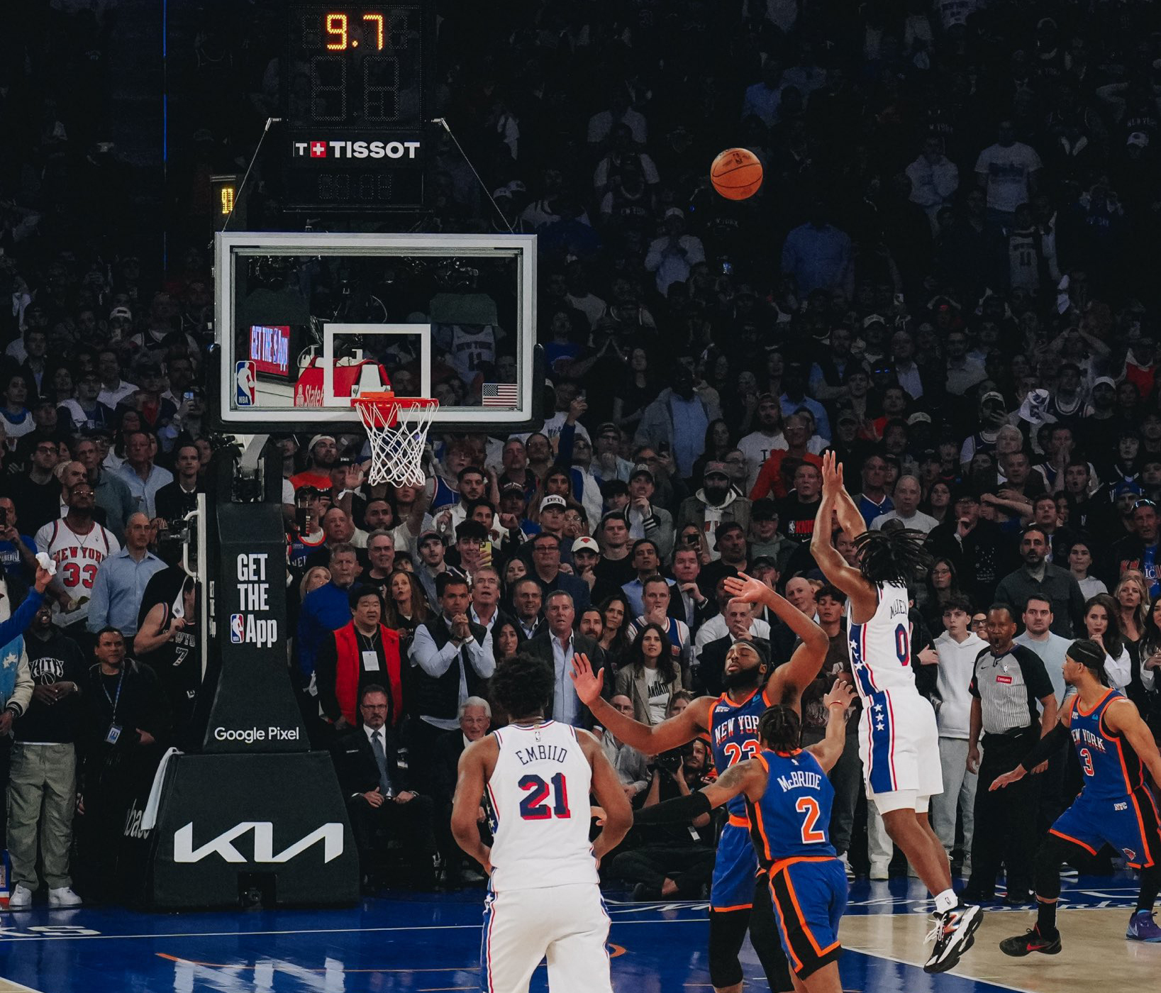 Sixers stun Knicks to keep play-off hopes alive