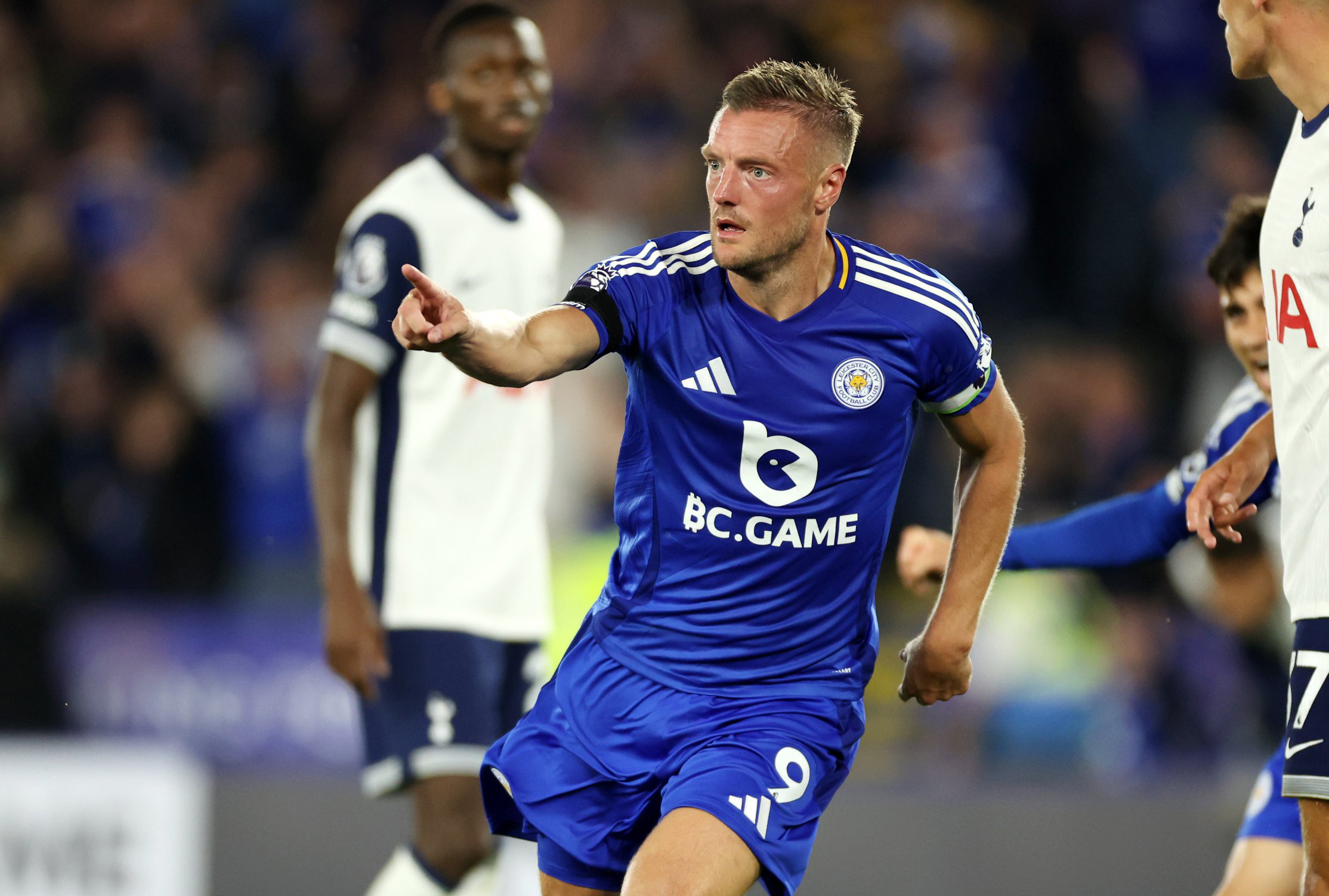 Evergreen Vardy rescues a point for Leicester against Spurs