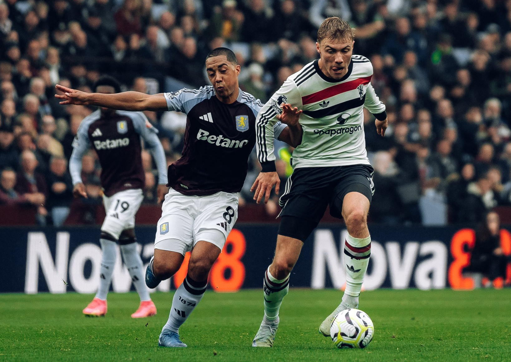 Manchester United earn battling draw at Aston Villa