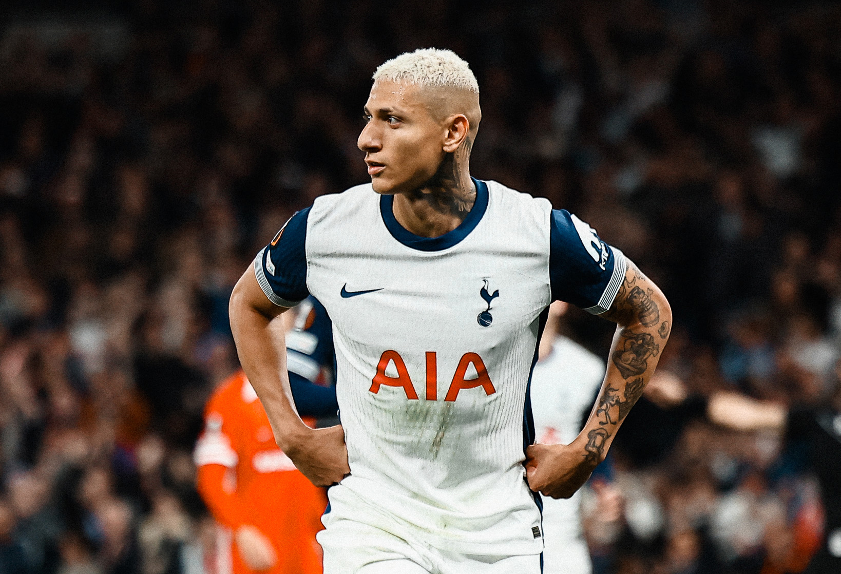 Richarlison penalty sails Spurs over 10-man AZ Alkmaar