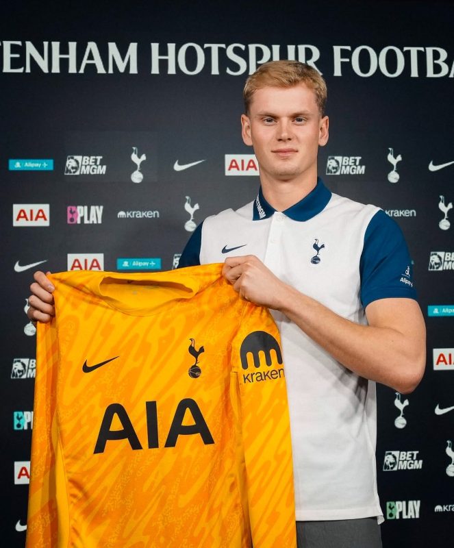Spurs sign Czech goalkeeper Kinsky for £12.5m