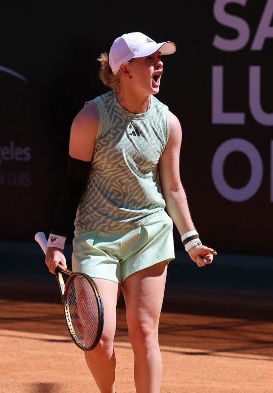 Britain’s Jones collapses on court in Colombia