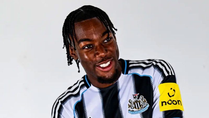 Newcastle confirm signing of Forest winger Elanga