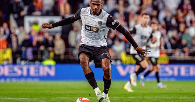 Mosquera to join Arsenal tour to complete move