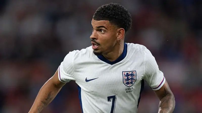 Midfielder Gibbs-White set for Spurs move medical