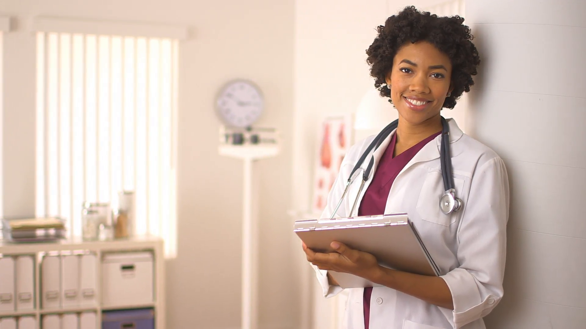 Study Suggests That Men Feel Less Pain When Attended To By Female Doctors