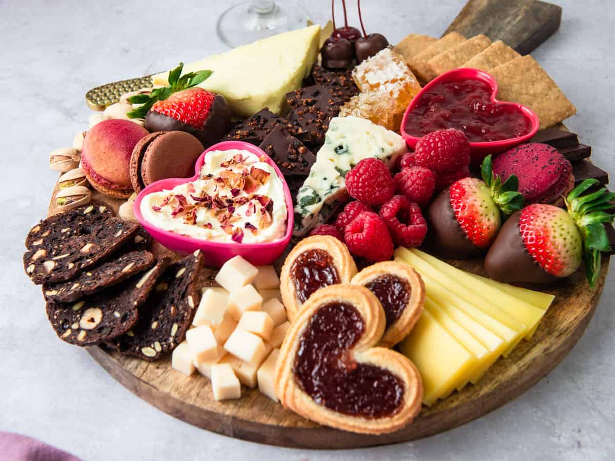 How To Assemble The Ultimate Delicious Cheeseboard This Holiday Season